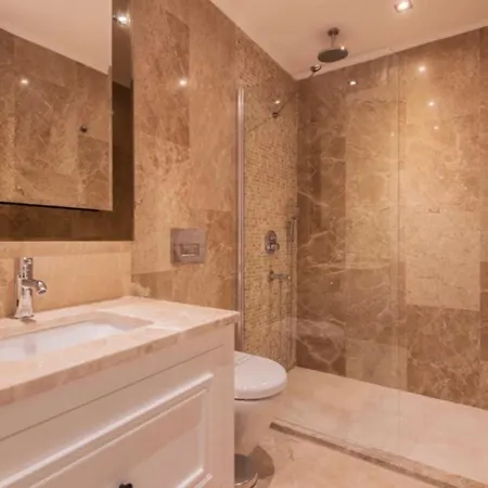 Luxury With Private Swimming Pool Apartment *
